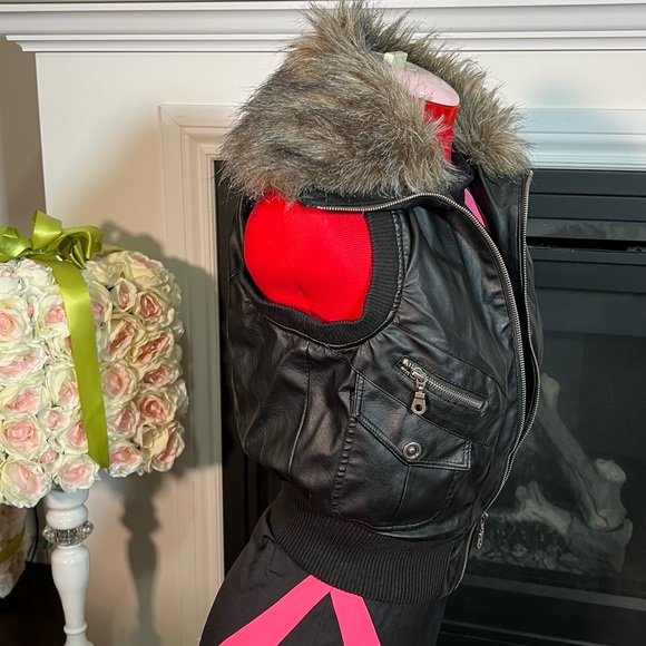 M009 NWT 🏷️ River Island fake Fur & black  leather Vest - Picture 3 of 4